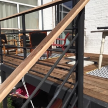 terrasse surélevée en acier et bois avec escalier droit et gardes corps 03
